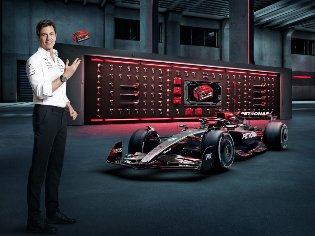 Toto Wolff with the pxc battery in front of the formula e car and Einhell products